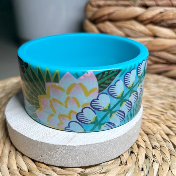 Vintage Tropical Beauty wide acrylic bangle bracelet. - Picture 6 of 9